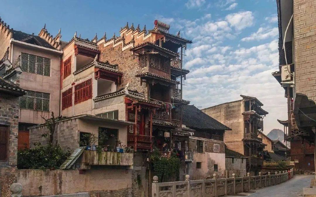 公主丧夫，晚上召见多名俊男子，奴婢次日打扫房间，慌忙逃走